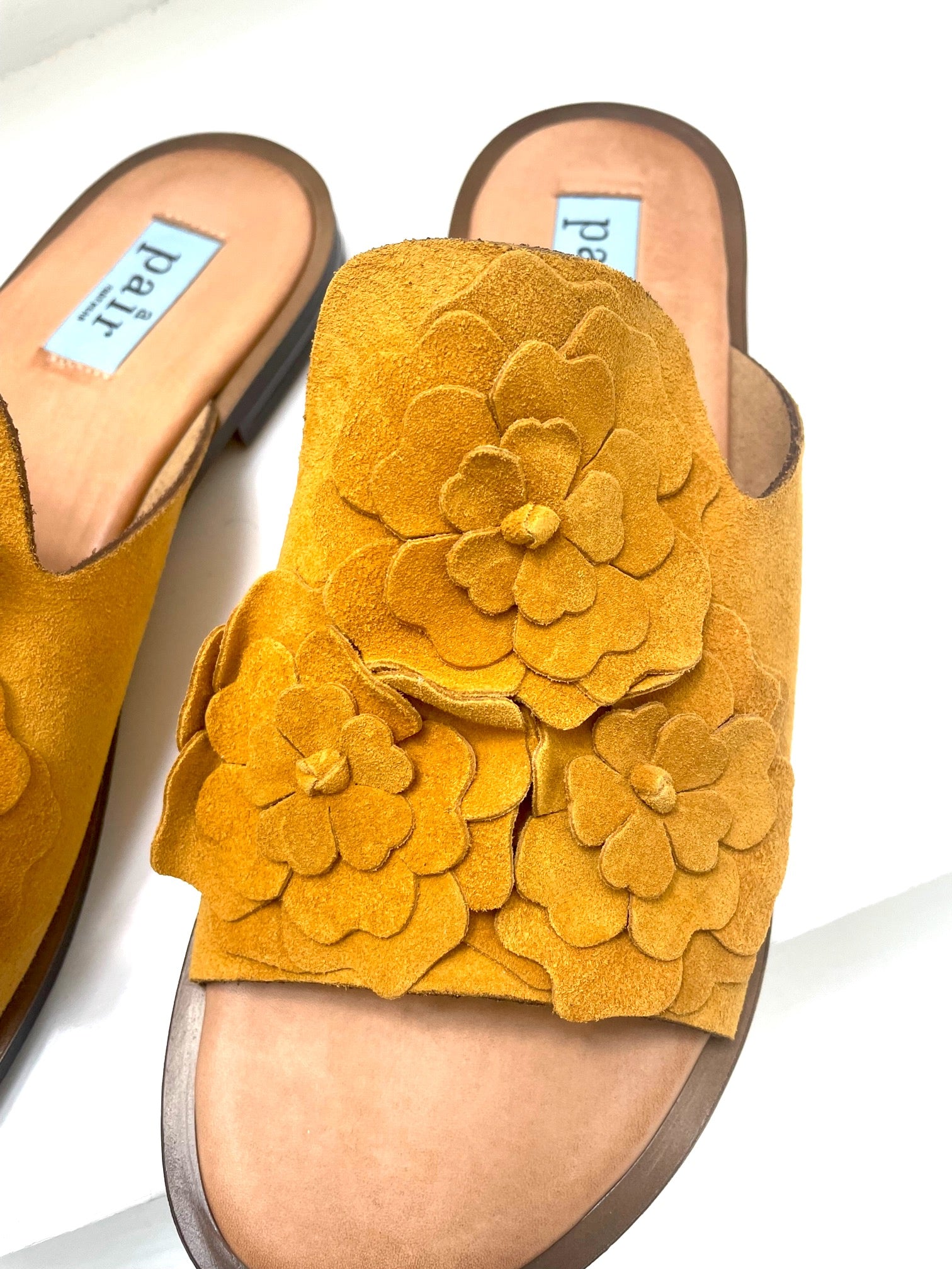 gule sandaler i – Fashionistas