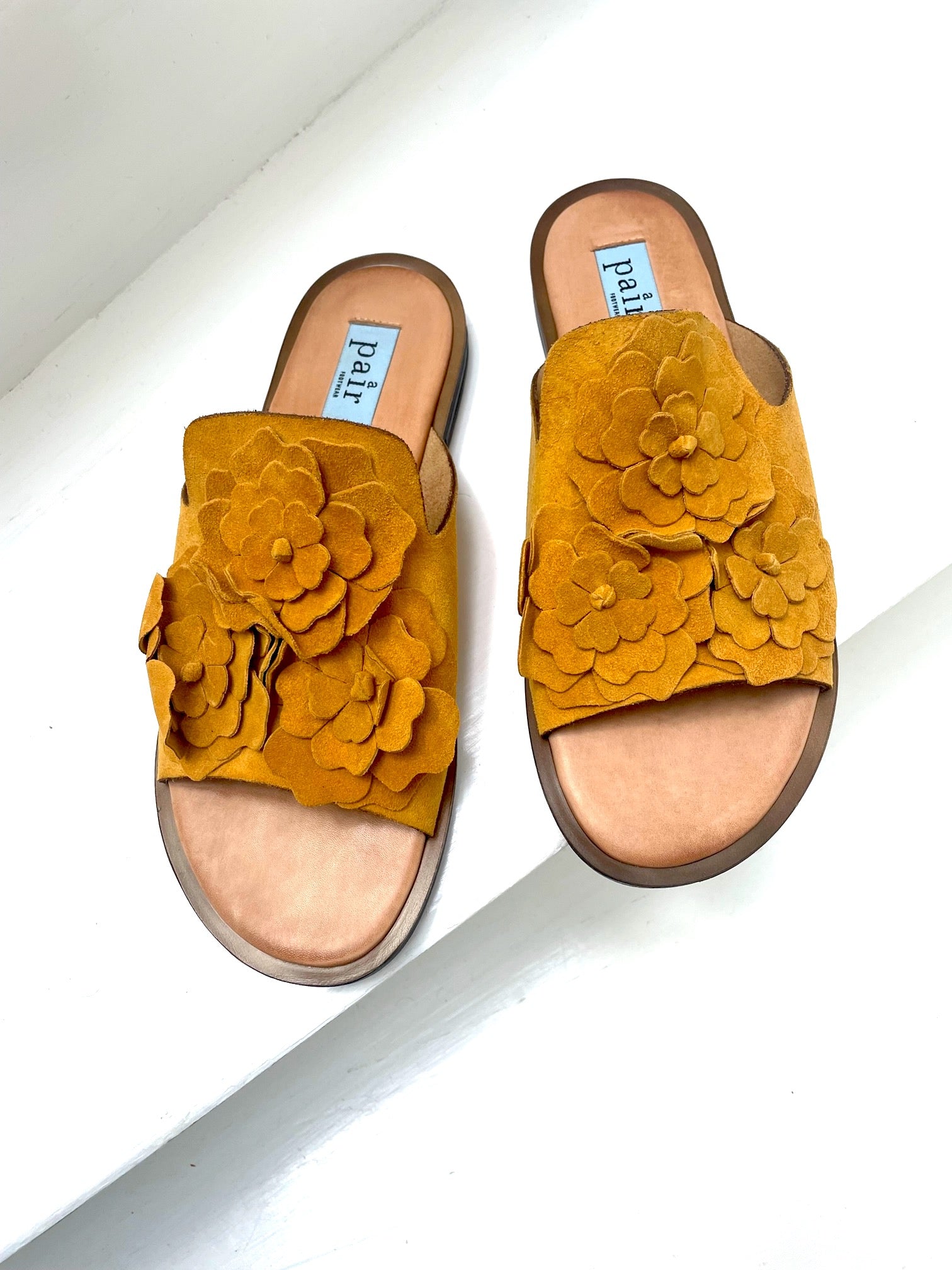 auktion Belyse Ungkarl Apair gule sandaler i ruskind – Fashionistas